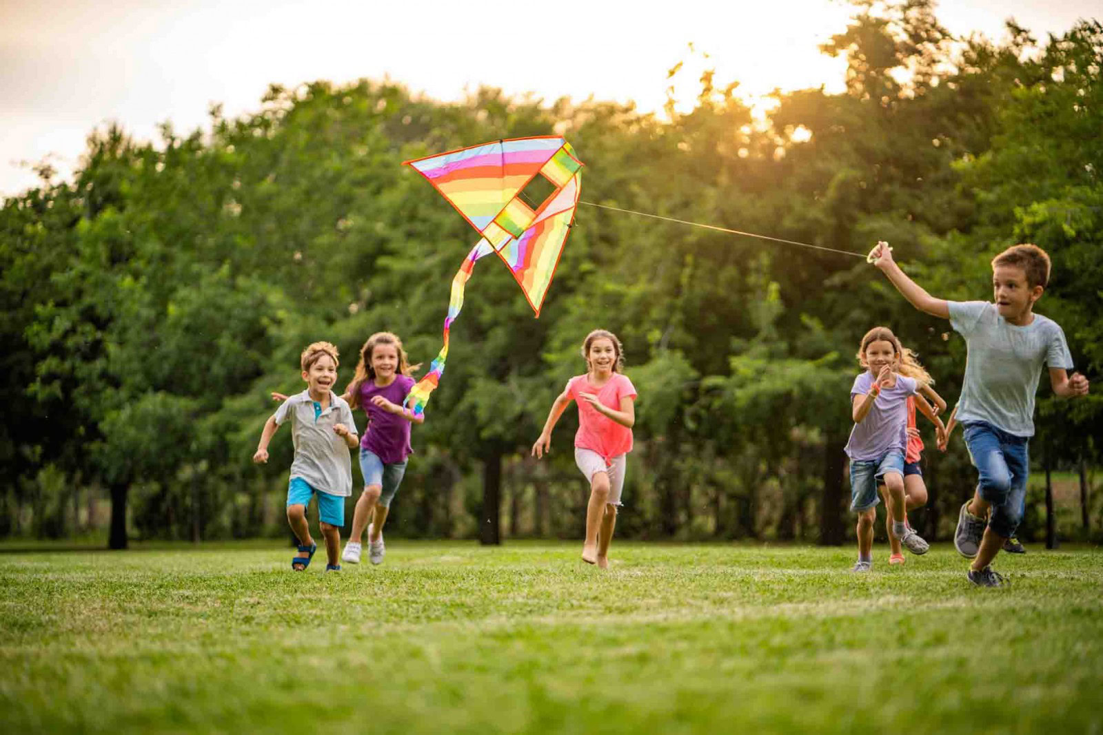 Kids-flying-kite-small
